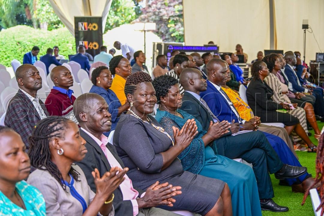 Abamu ku basomesa ababadde e Ntebe ku State House be baayise okusiimibwa