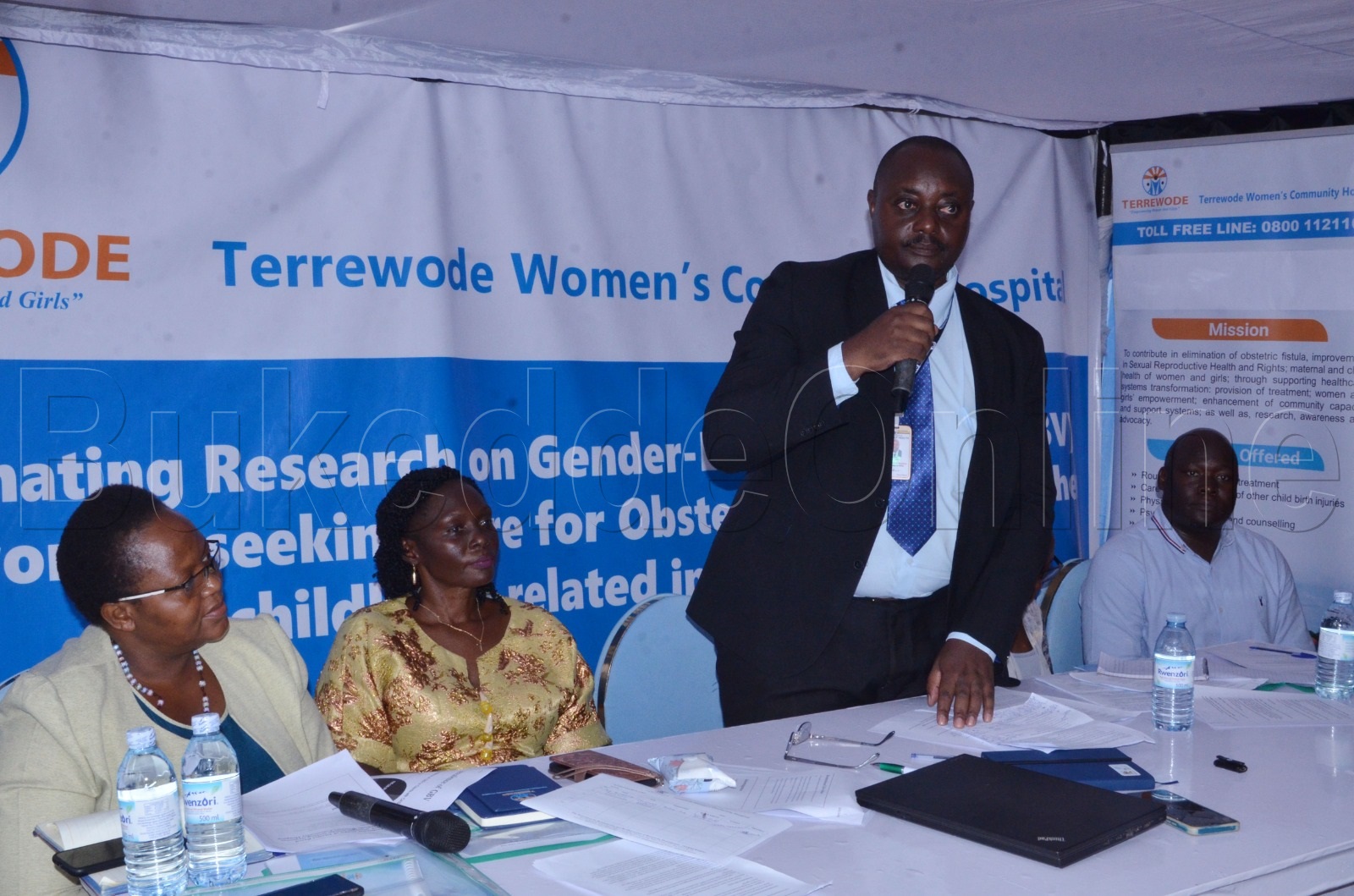 Dr. Geofrey Mugisha Bukombi ng'ayogera ku fisitula. Okuva ku kkono ye Grace Nakirijja Lwanga ne Alice Emasu Seruyange