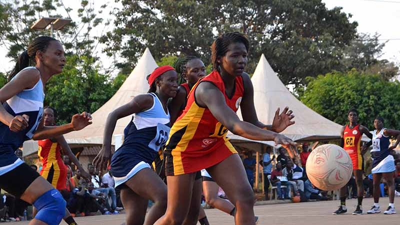 Kabendera (mu bimyufu) bwe yali attunka mu mipiira gya She Cranes egy'omukwano.