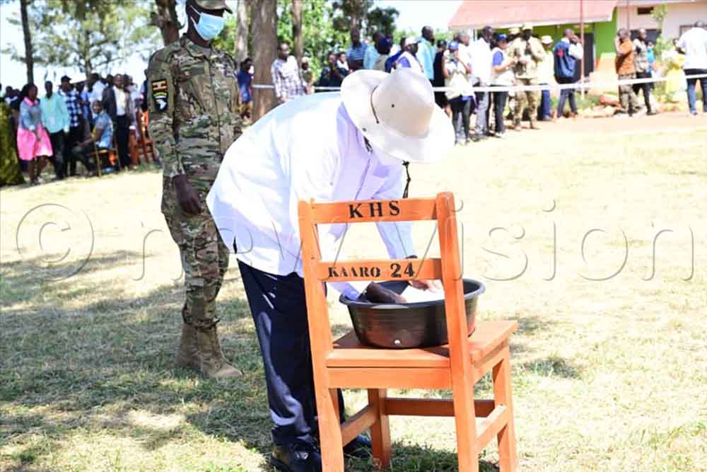 President Museveni casting his vote at Kaaro polling station in Rwakitura, Kiruhura district, on Thursday. (Credit: Eddie Ssejjoba)