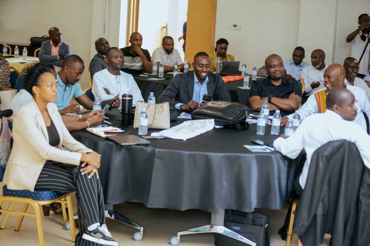 Abakungu okuva mu Kitongole kye byobulambuzi nga batuude mulukungana okwekubamu tooki e Jinja