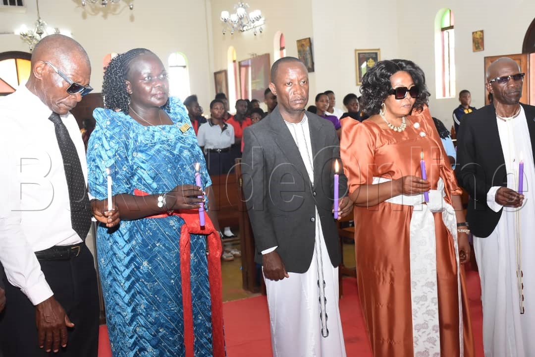 Minisita w'abavubuka mu Buganda, Robert Seerwanga ( wakati) n'abakulu abalala nga bakutte emisubbawa mu kusabira Obwakabaka nga bujjaguza olunaku lwa Bulungibwansi wiiki eno.