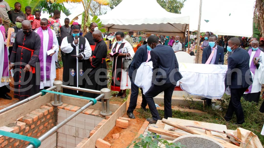 Nga Basitudde Omubiri Gwa Mbaziiira Okuguziika.