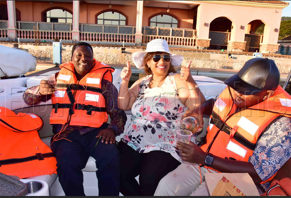 Omugagga Klaungi ng'ajanjawaza ku kabaga ke akamazaalibwa 