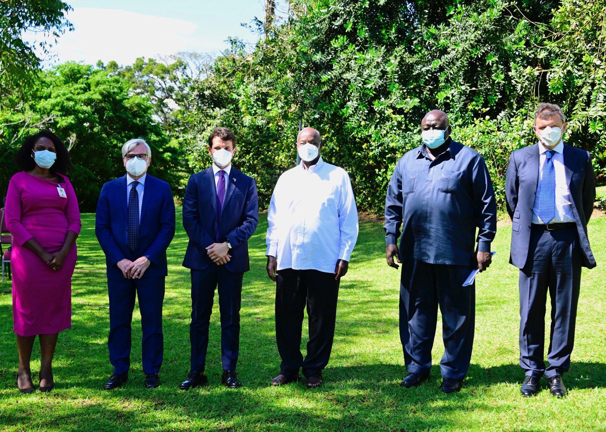 Purezidenti Yoweri Museveni ( omusaati erikwera) arikuteeza ekishushani n'abajwekyerwa kuruga Italy bwanyima y'okugiraho ekiganiiro aha State House, Entebbe.
