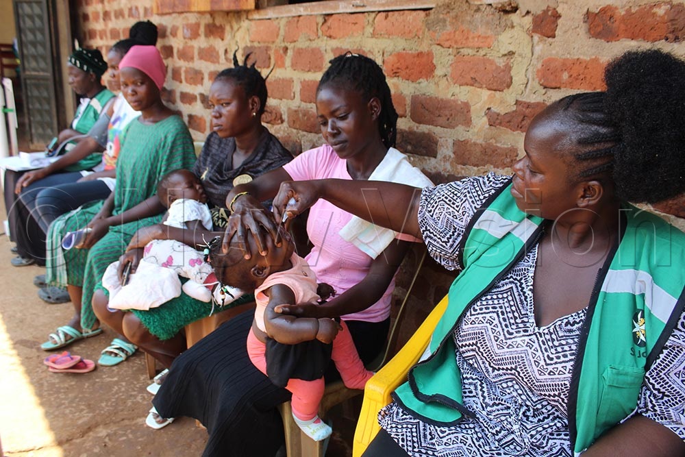 A medic immunising a toddler during the immunisation last minutes.