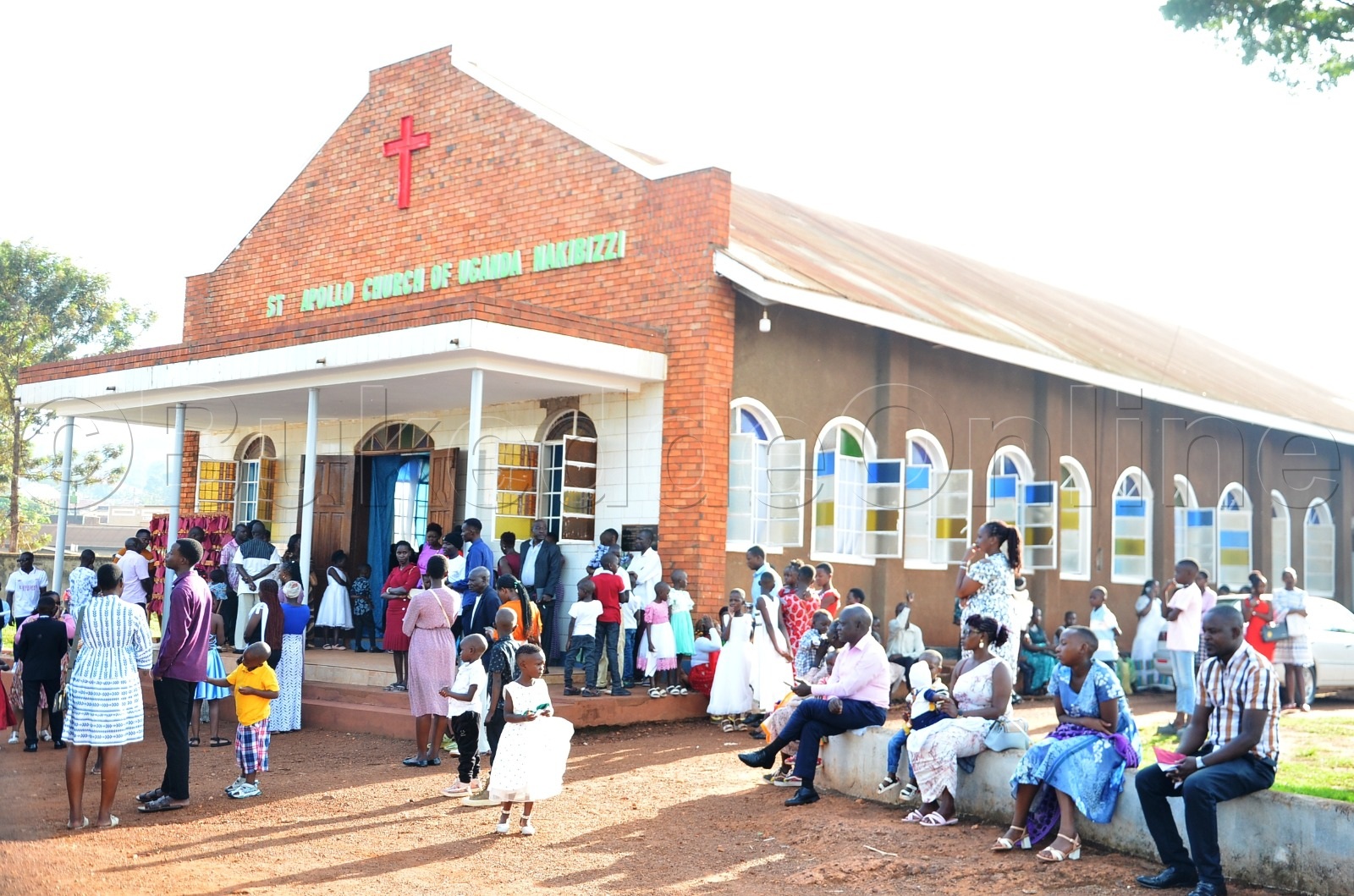 Abakristaayo abamu baatudde wabweru nga Kkanisa temala.