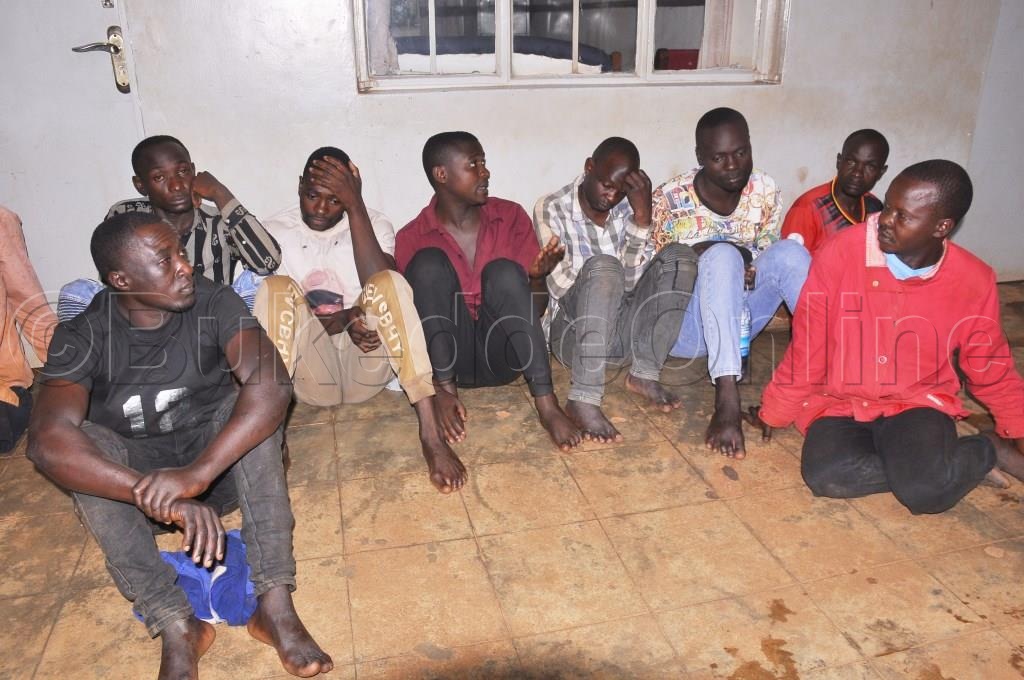 Abamu ku bavubuka abaakwatiddwa poliisi.
