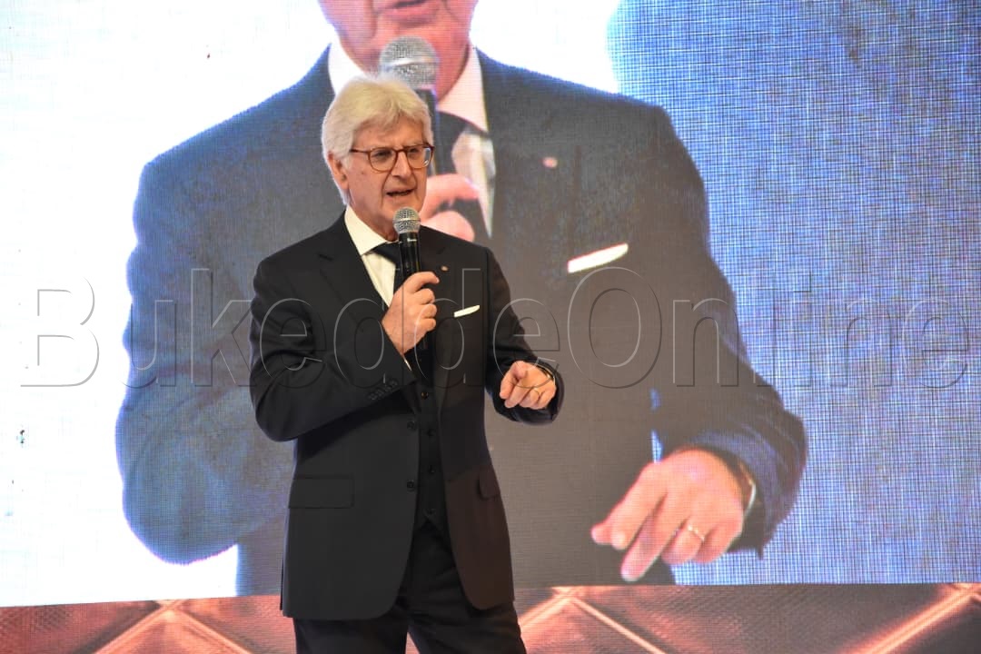 Pulezidenti MArezzo ng'ayogerako ne bannalotale e Munyonyo