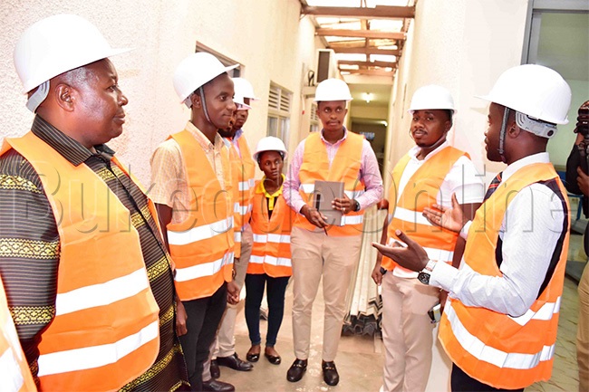 Omugagga Kirumira ng'ali n'abakungu okuva mu kitongole ekirondoola omutindo gw'amafuta