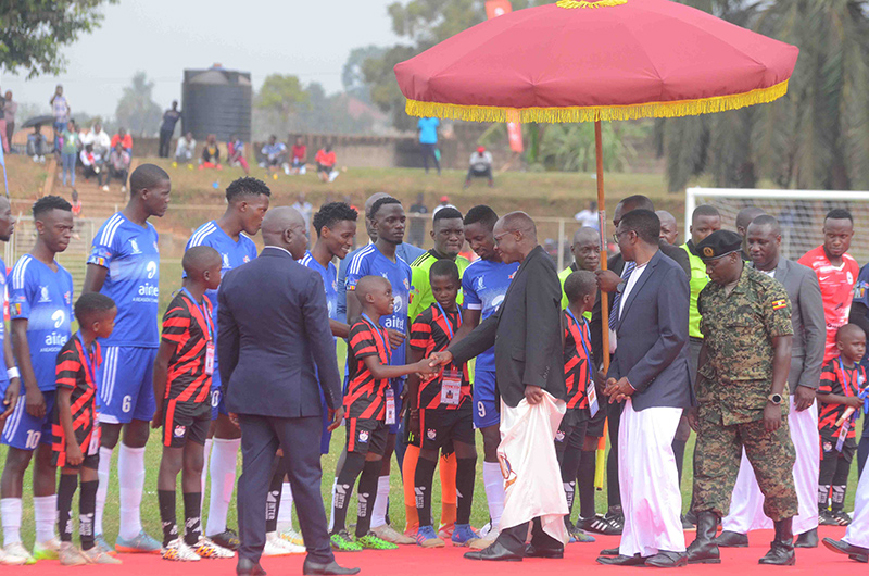 Kabaka ng'abuuza ku bazannyi b'Embogo