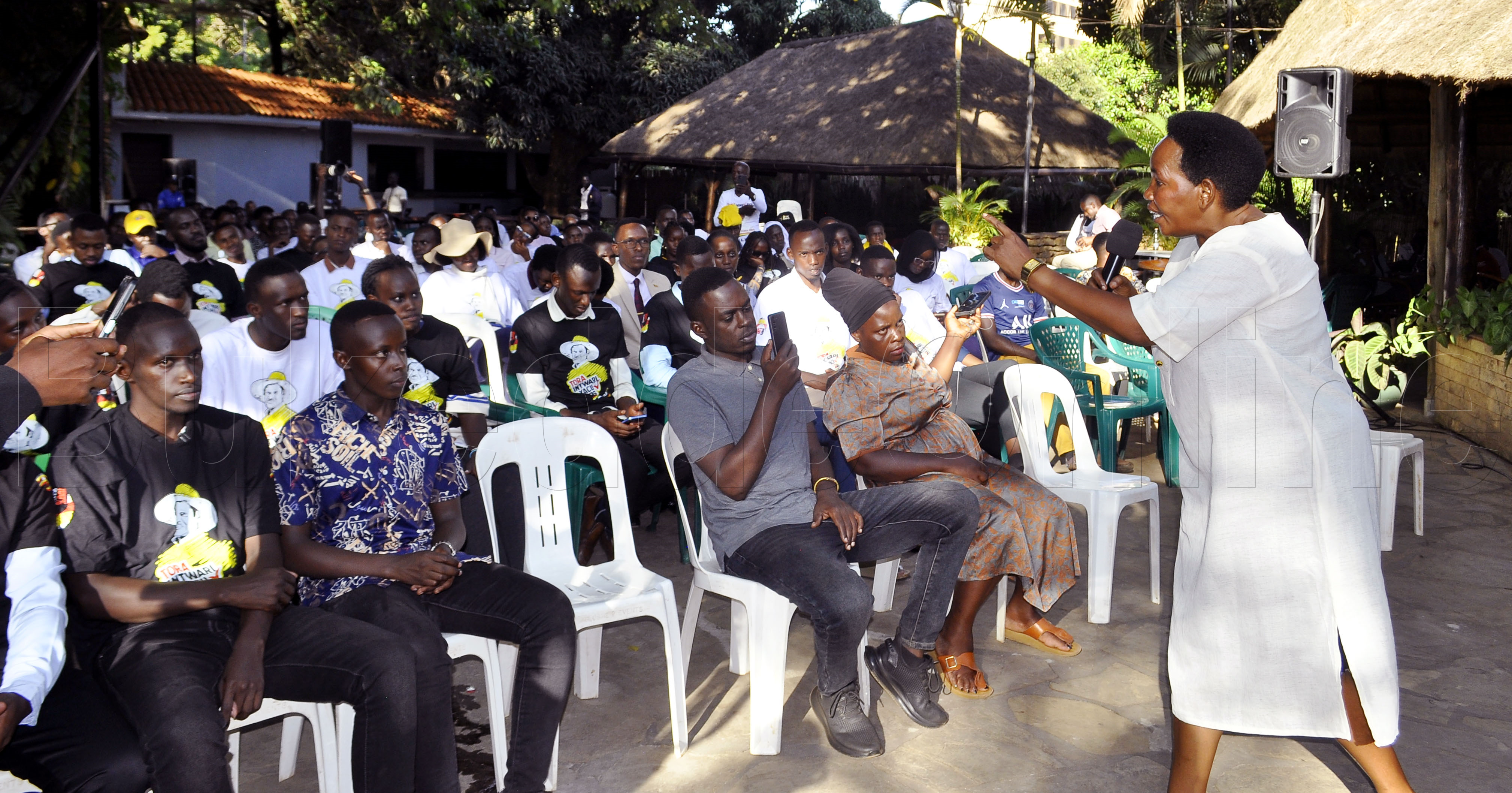 Bushana ng'ayogerera mu lukiiko lw'Abavandimwe