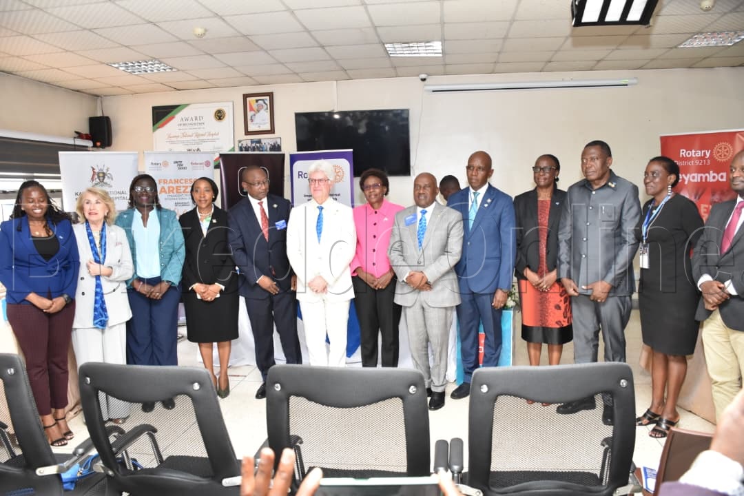 Pulezidenti wa Rotary mu nsi yonna Francesco Arezzo ng'ali n'abakungu abalala mu kifaananyi ekyawamu