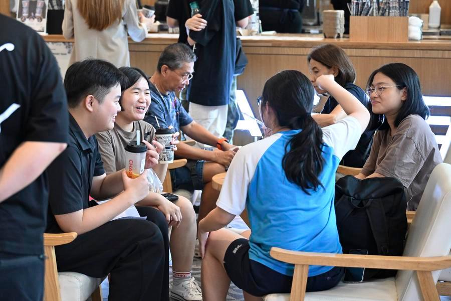 Customers enjoy their milk tea at a CHAGEE shop in Kuala Lumpur, Malaysia, June 18, 2025. (Xinhua/Cheng Yiheng)
