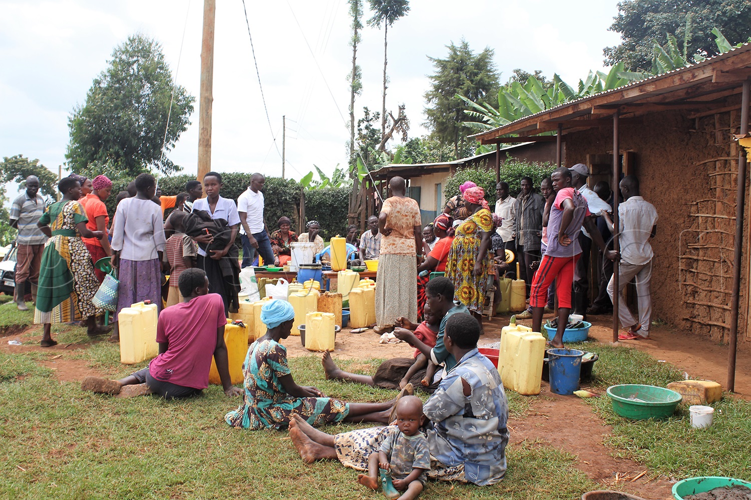 Farmers in Chema sub county, Tingye County in Kapchorwa district being trained on how to make cow-dung fertilizer. (Photo By Javier Silas Omagor)