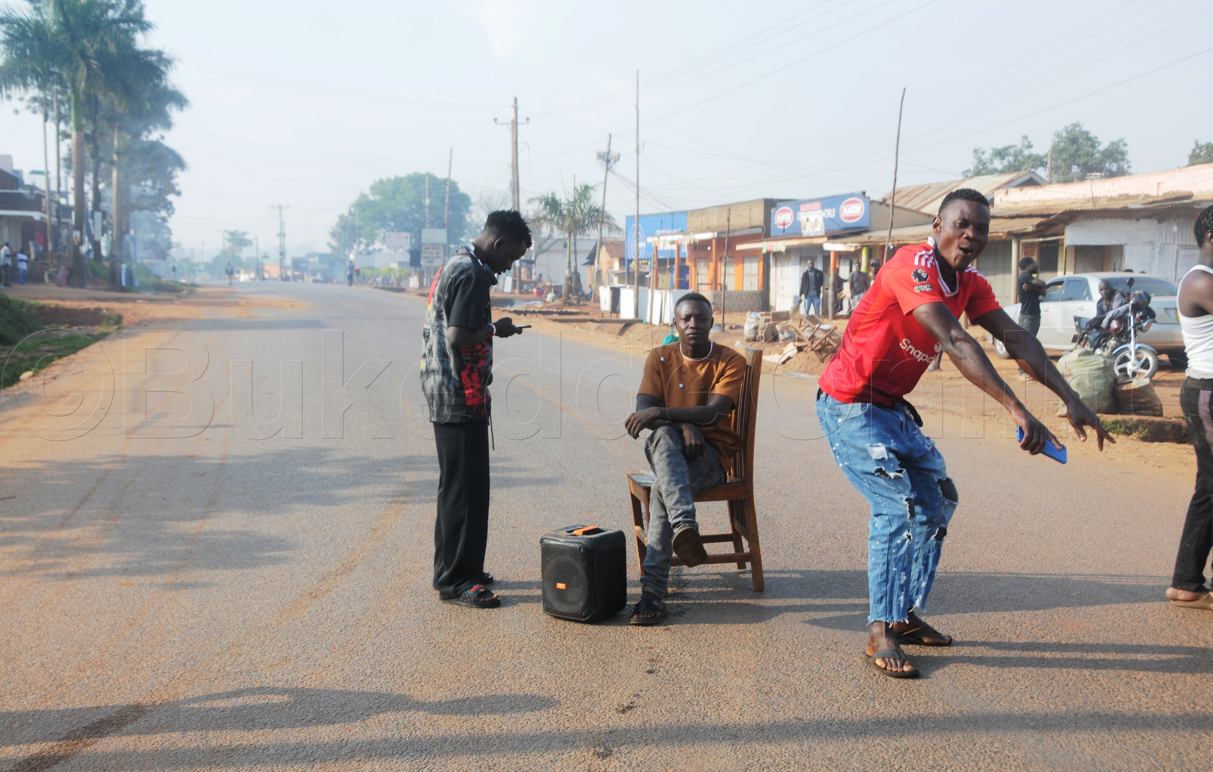 Bano Baasangiddwa Kabanyolo Ku Luguudo Oluva E Gayaza Okudda E Ziroobwe Nga Bakoona Dansi Wakati Mu Kkubo (2)