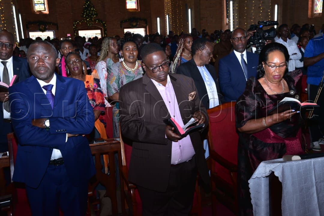 Minisita Nabbosa Ssebuggwaawo (ku ddyo) mu kusaba