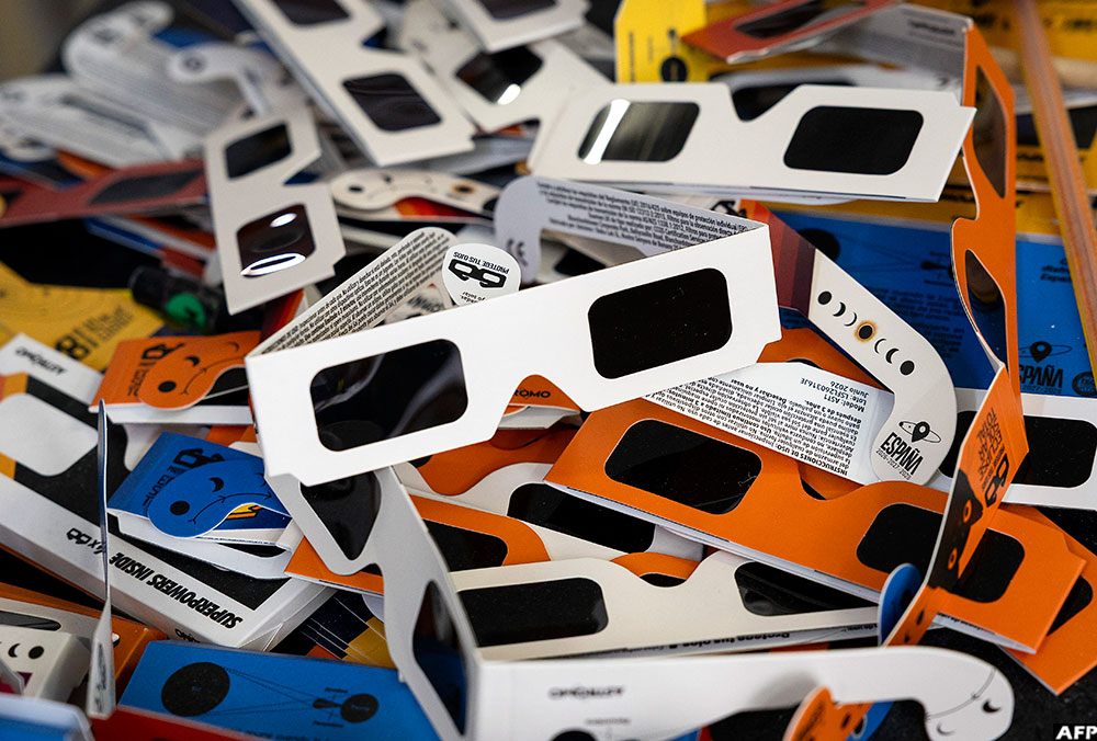 Eclipse viewing glasses
