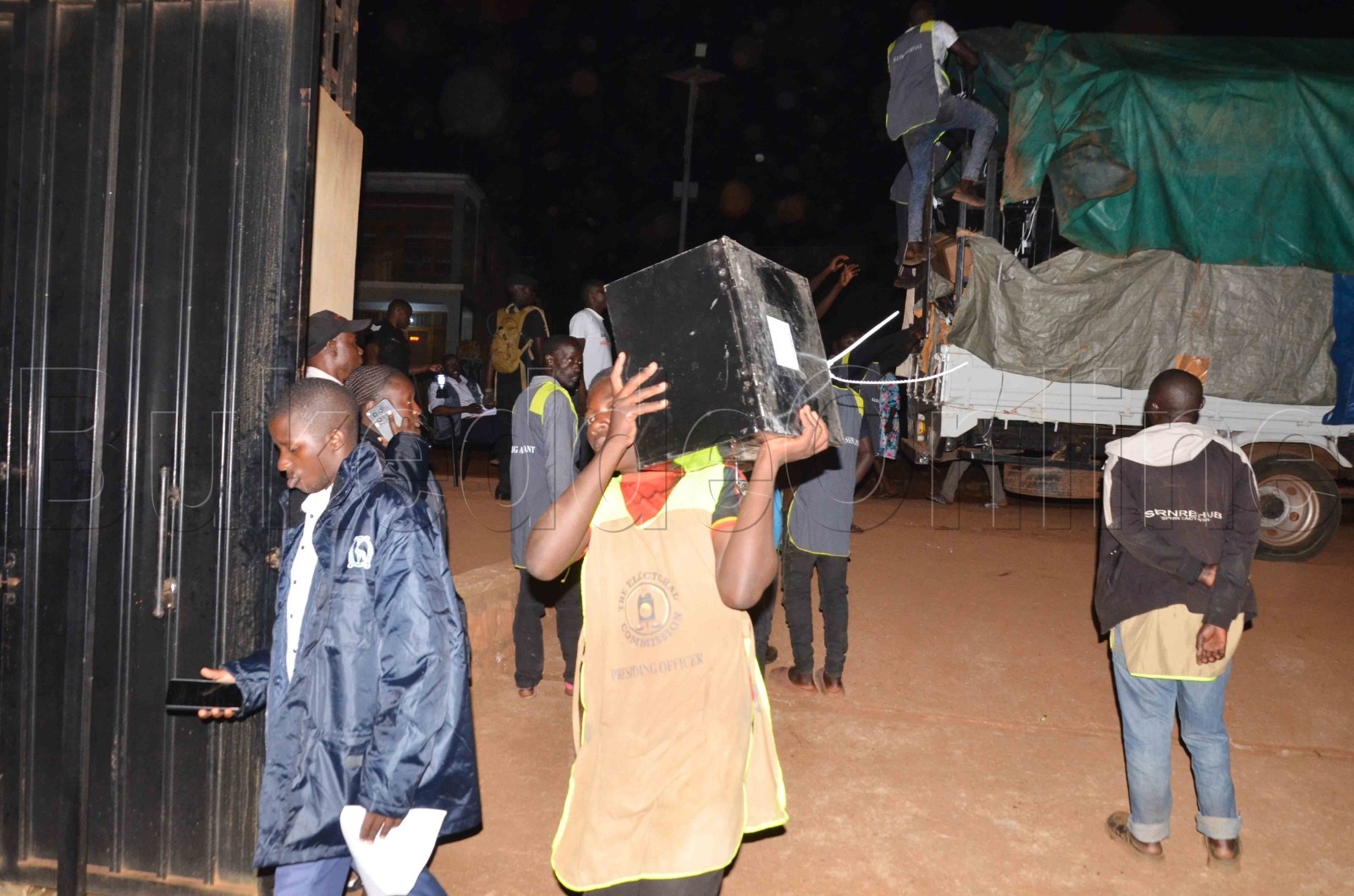 Obululu obugenda okulondebwa e Wakiso nga babujja ku mmotoka