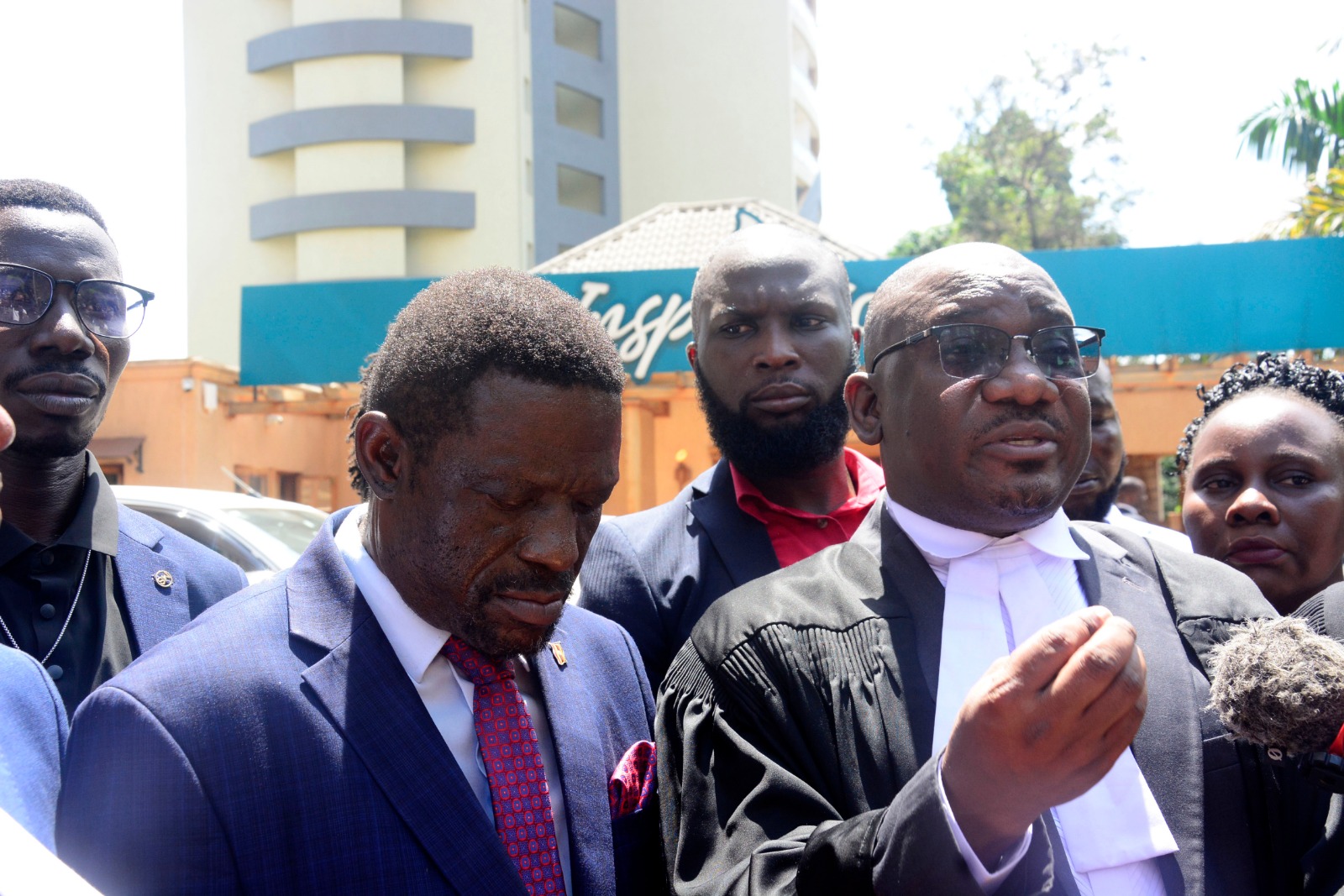 Fred Nyanzi ng'ali ne Looya Alex Luganda