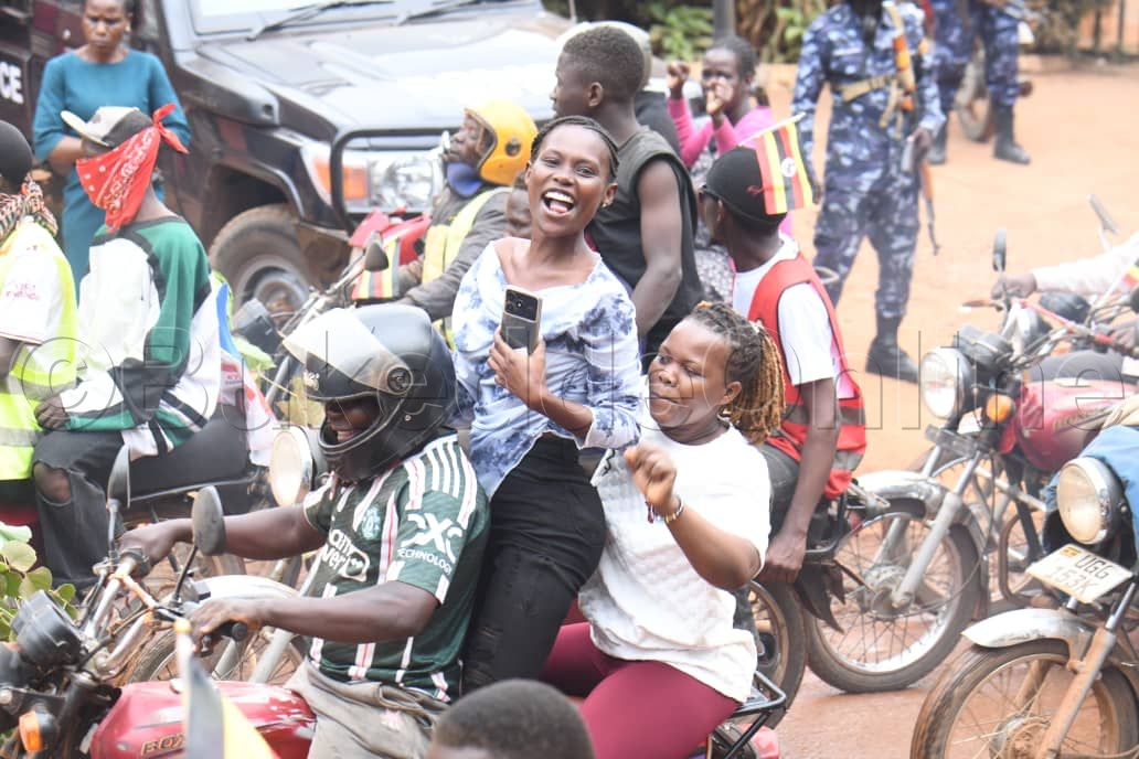 Abawagizi ba Bobi ku bbooda ng'abayisa ebivvulu.