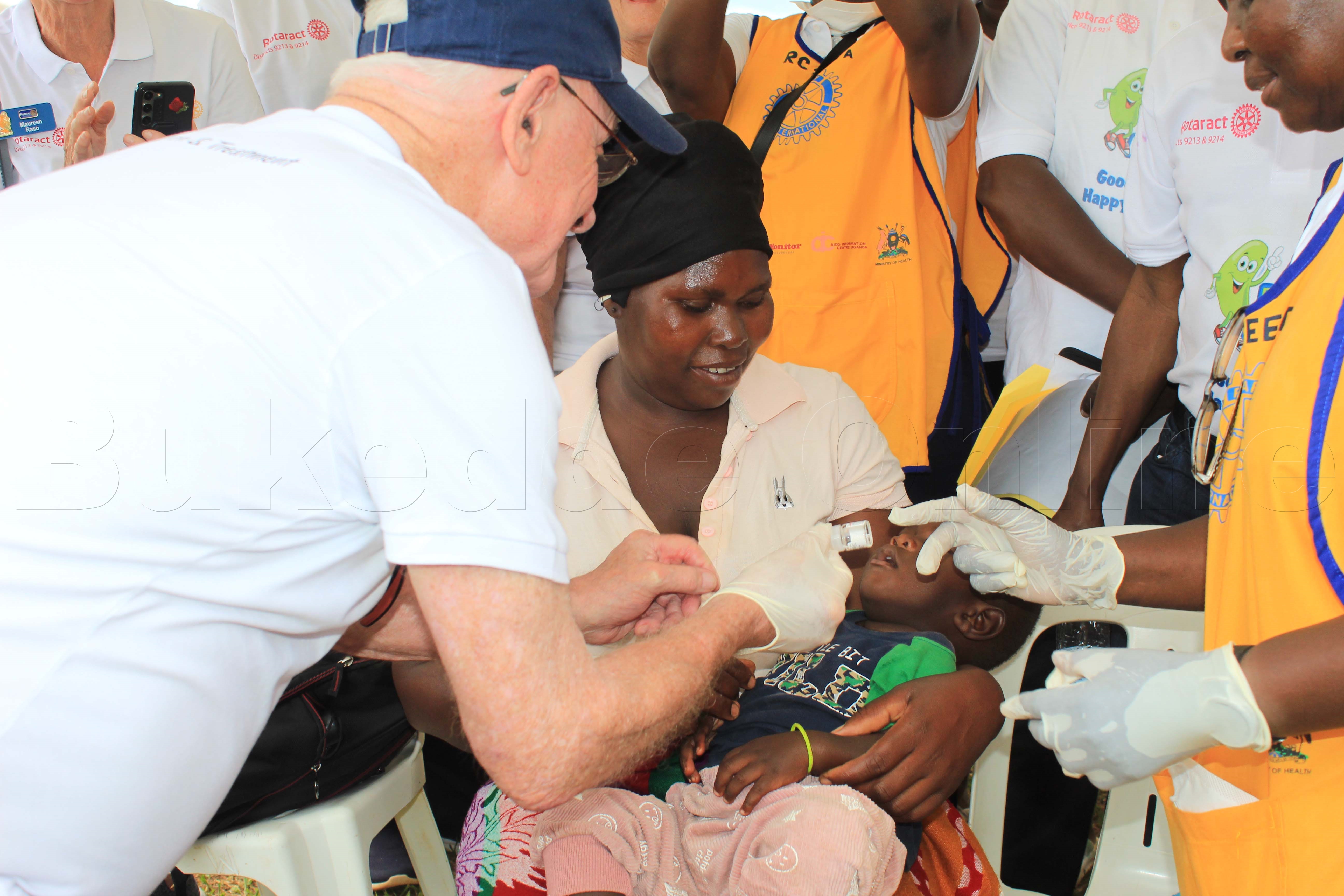 Omu Ku Ba Nalotale Bw'abadde Ng'agema Omwana Polio.