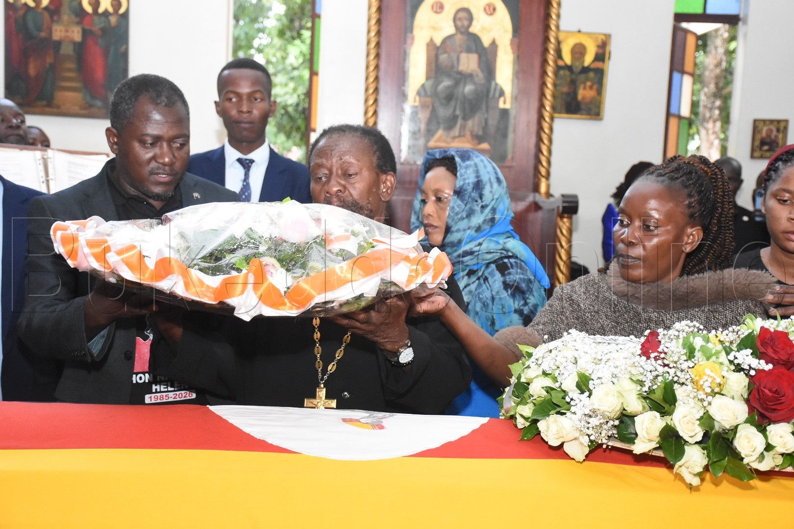 Taata wa Nakimuli ne banne nga bateeka ekimuli ku Helen