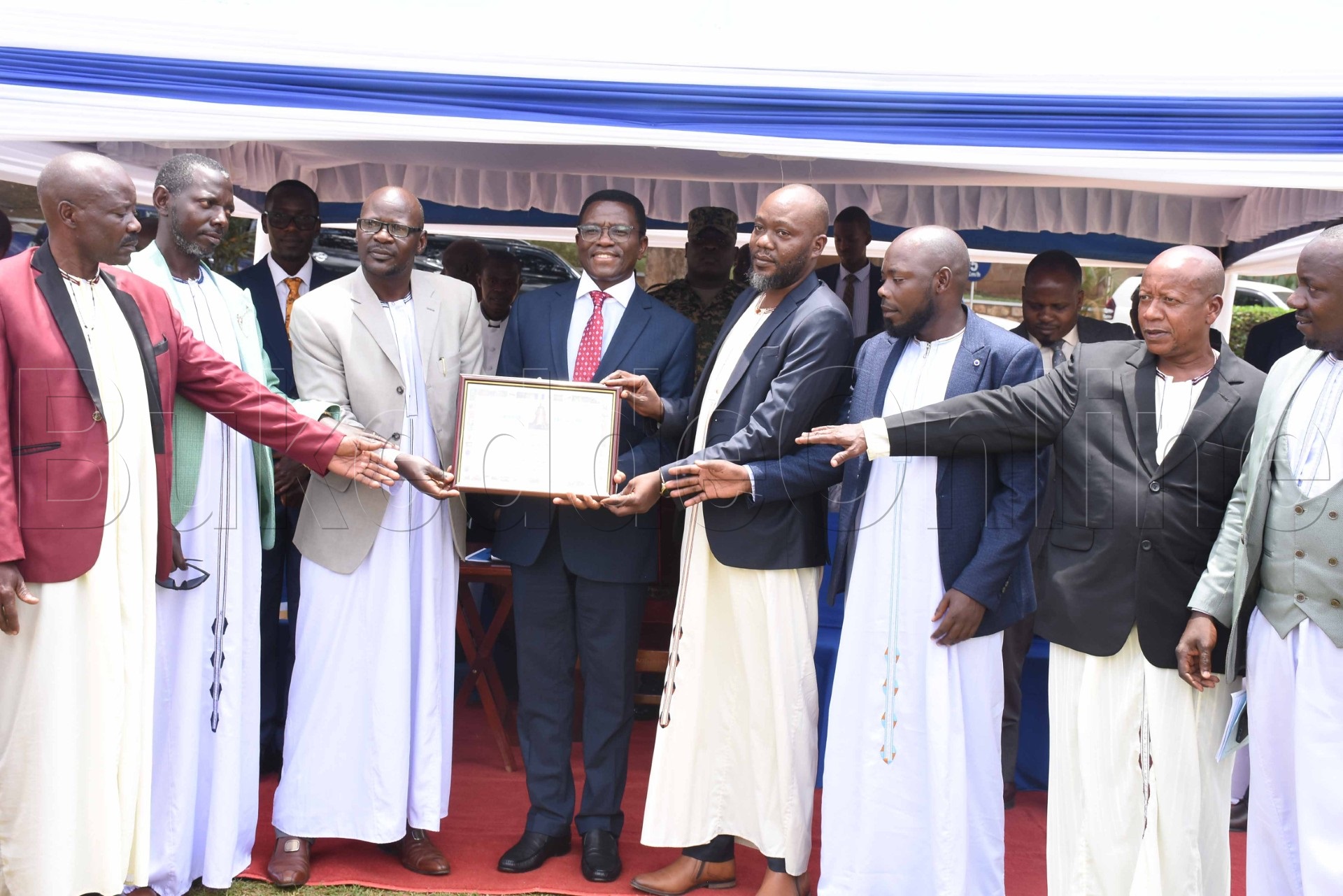 Katikkiro ng'akwasibwa ekifaananyi
