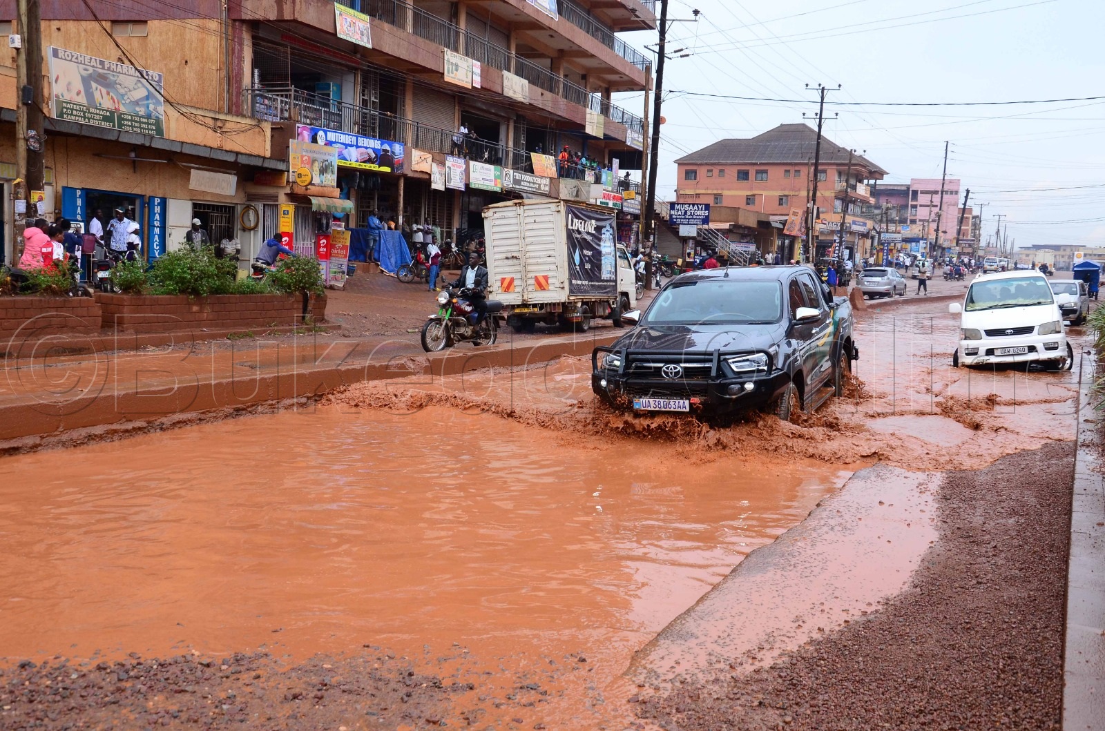 Ekinnya ekiri wakati w'oluguudo lwa Nateete ku bitaala ne Busega
