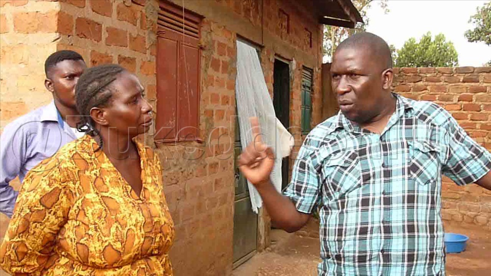 Kafeero Ng' Ayogera Ne Nnaalongo Abadde Mu Nnyumba Ya Nnyazaala We.