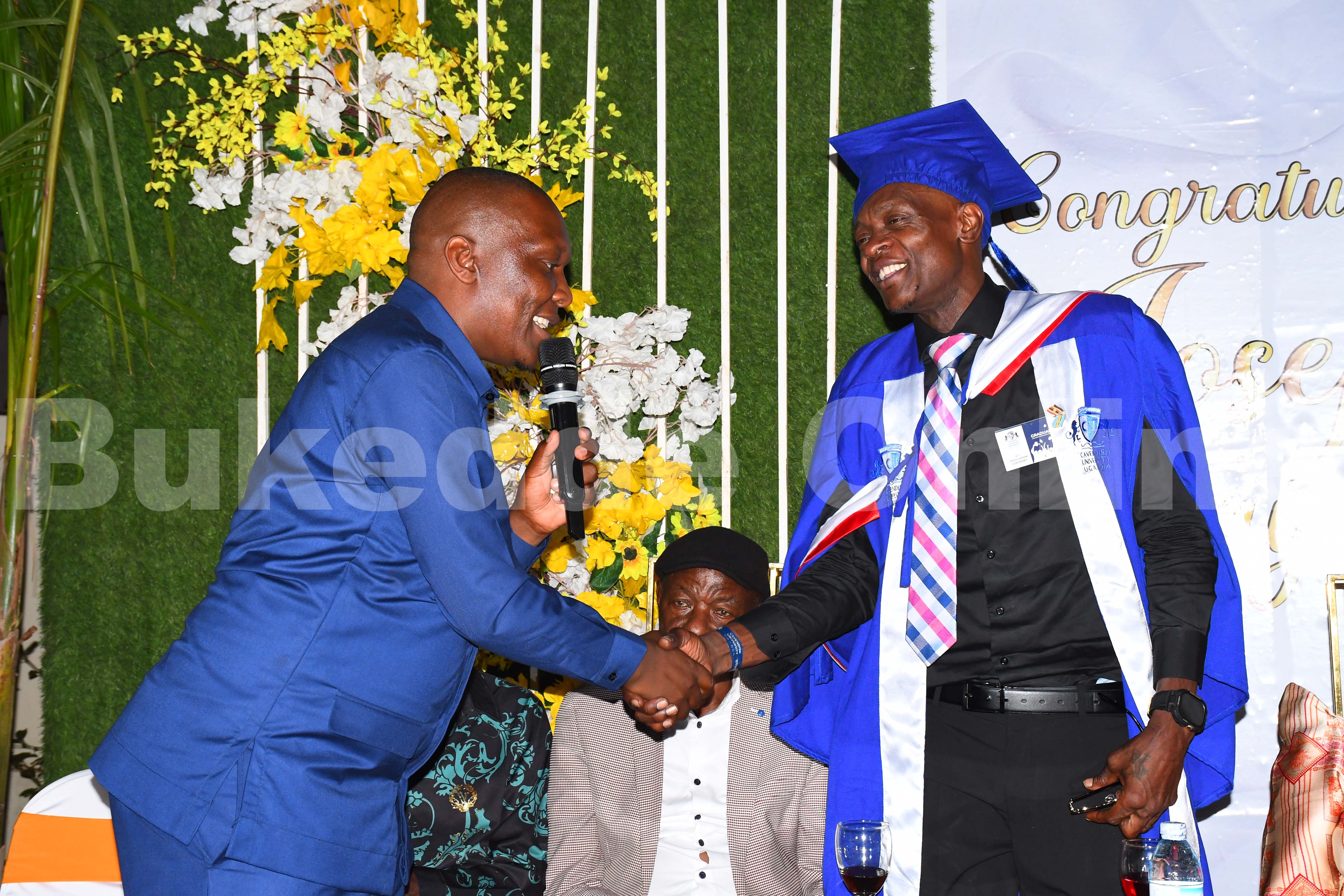 Simo Omunene Owa Bukedde Ng'ayozayoza Chamili