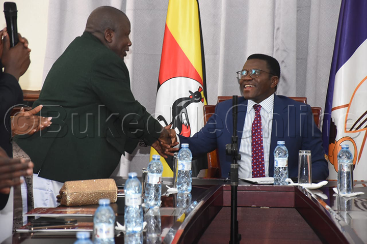 Katikkiro nga alamusa Munnamutimbagano Magala Musajjalumbwa