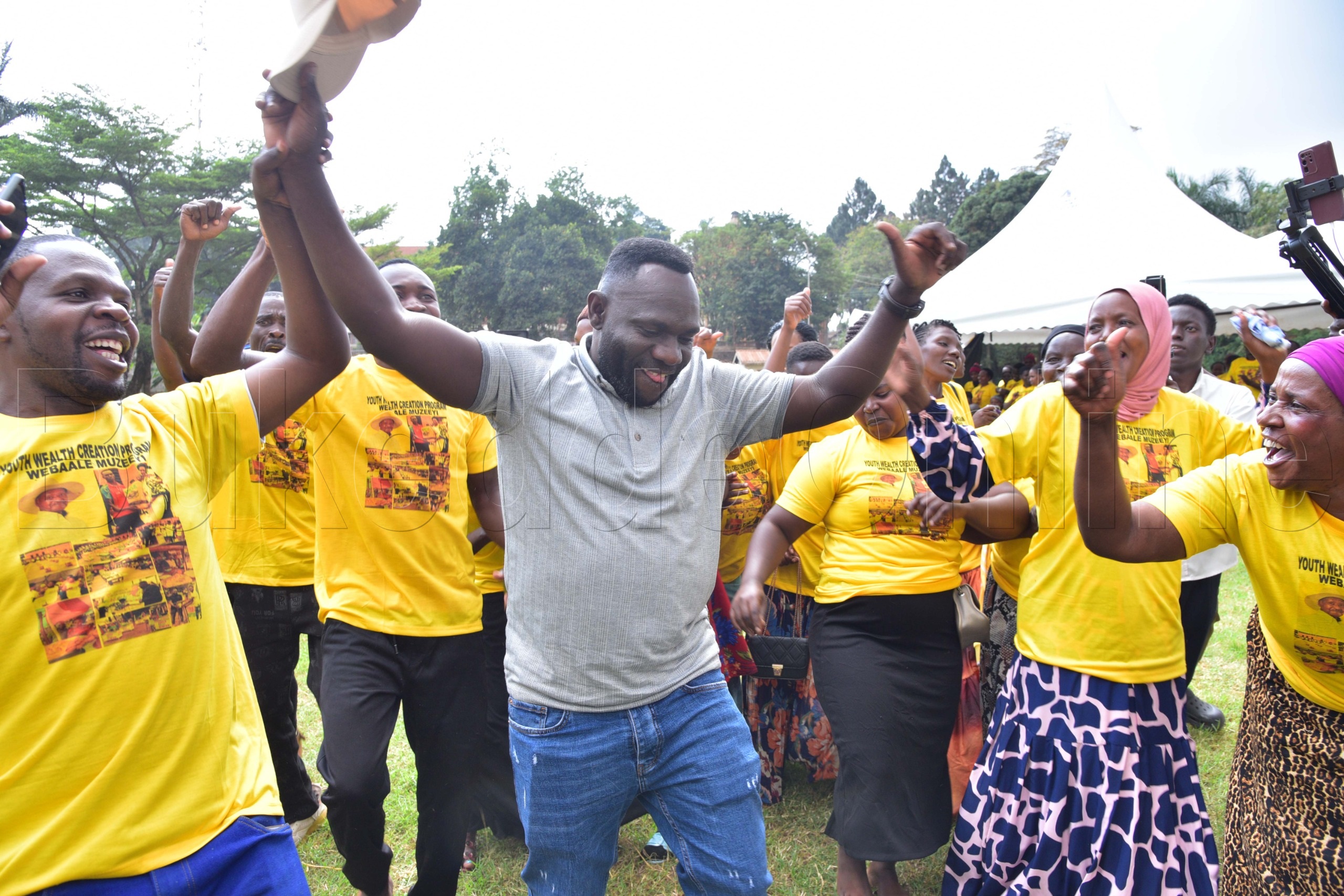 Abantu nga baaniriza Ndase