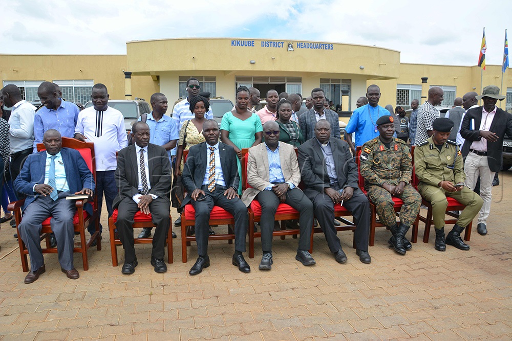 Brig. Gen. Omero Tingira Irumba (second right), EC Boss Justic Simon Byabakama Mugenyi (fourth right) posing for a photo with Kikuube leaders and residents after the meeting. (Photo by Peter Abaanabasazi)
