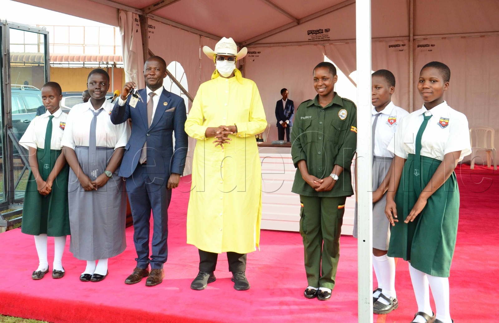 Mukyala Museveni naakulira ekibiina Kya Grameen amuddiridde ku kkono ye Musah Mbaziira Akulira Grameen