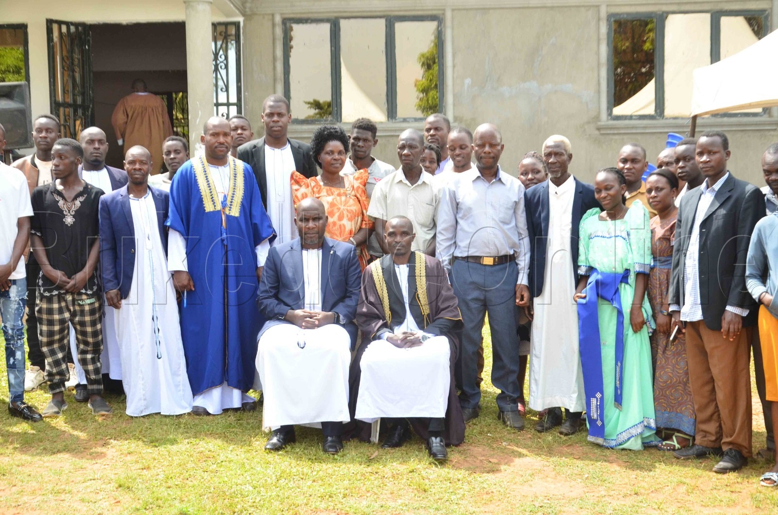 Abatudde wansi ye mutaka Nakigoye ku kkono n'omutaka Nankere ku ddyo ssaako abazzukulu ba Mamba Kakoboza oluvannyuma lwa ttabamiruka.