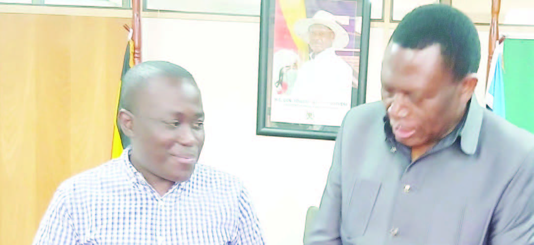 Byamukama (ku kkono) bw’ali kati, wano yali ne Dr. Charles Olaro akulira eby’obujjanjabi mu minisitule y’ebyobulamu.