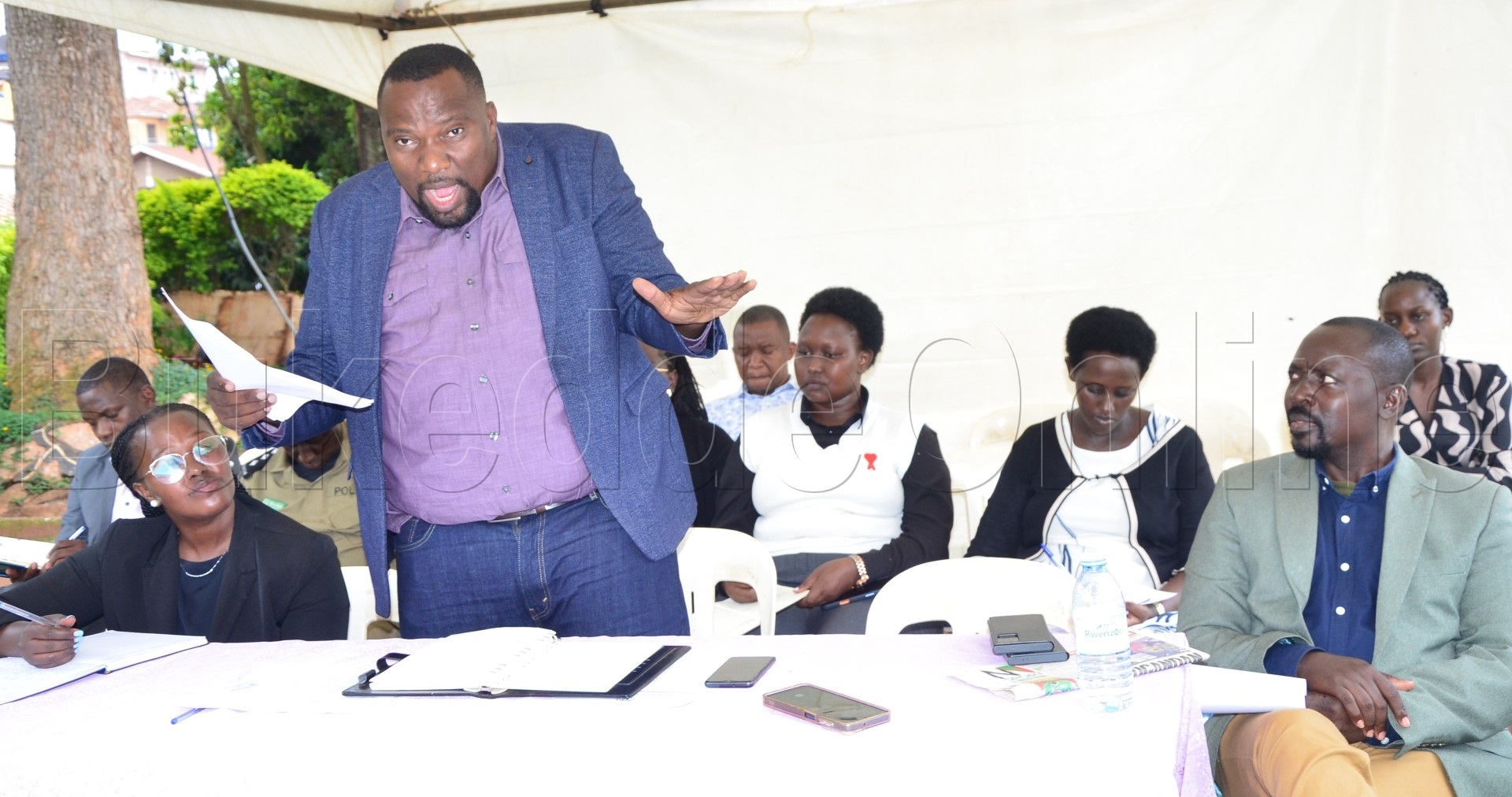 Kisakyamukama ng'ayogera mu lukiiko