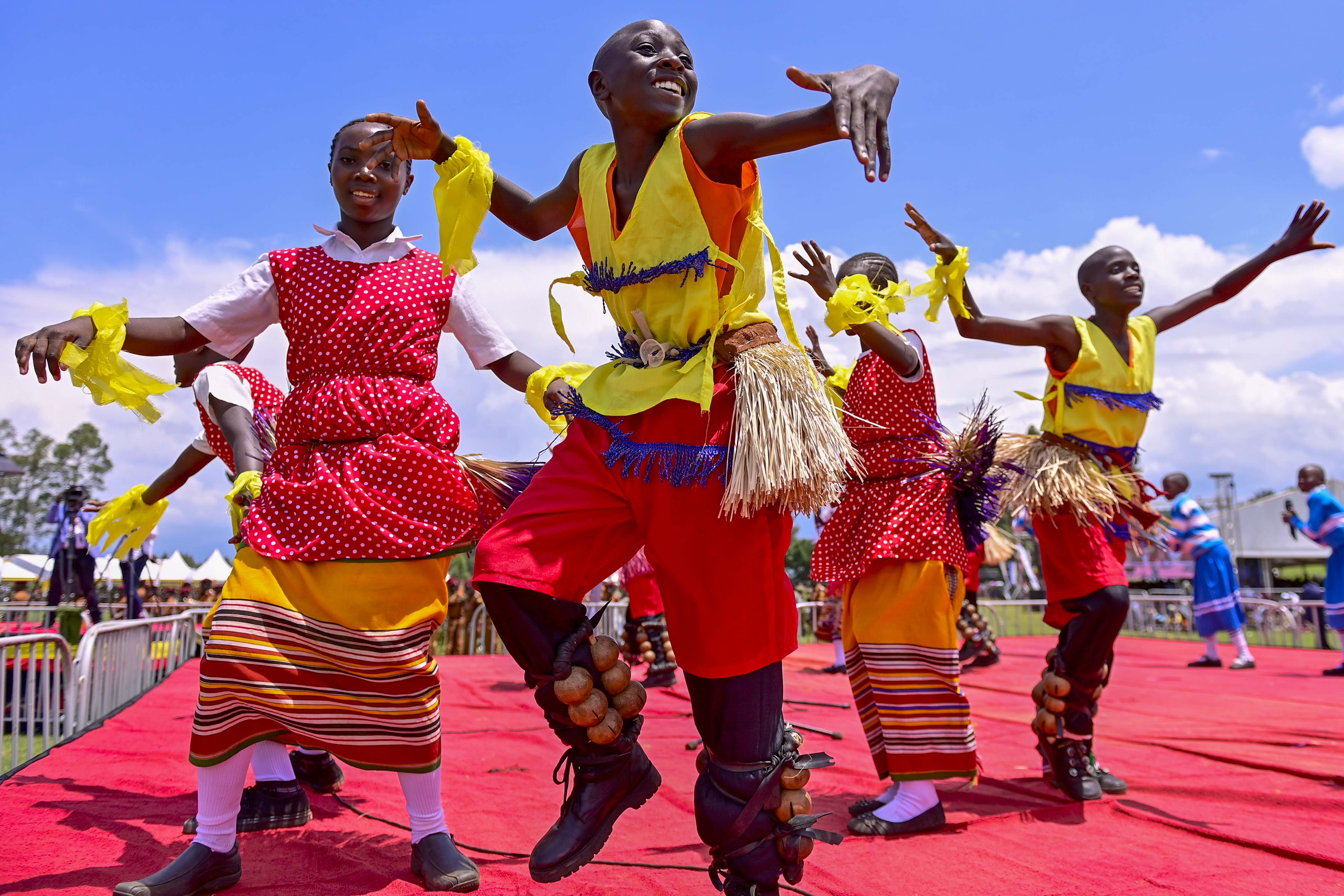 Bamwe omubazini b'eby'enzaarwa barikushemeza abantu ahamukoro gw'okujaguza ekiro ky'abakozi omururembo Fort Portal eriizooba ebiro 01.05.2024. PHOTO: PPU