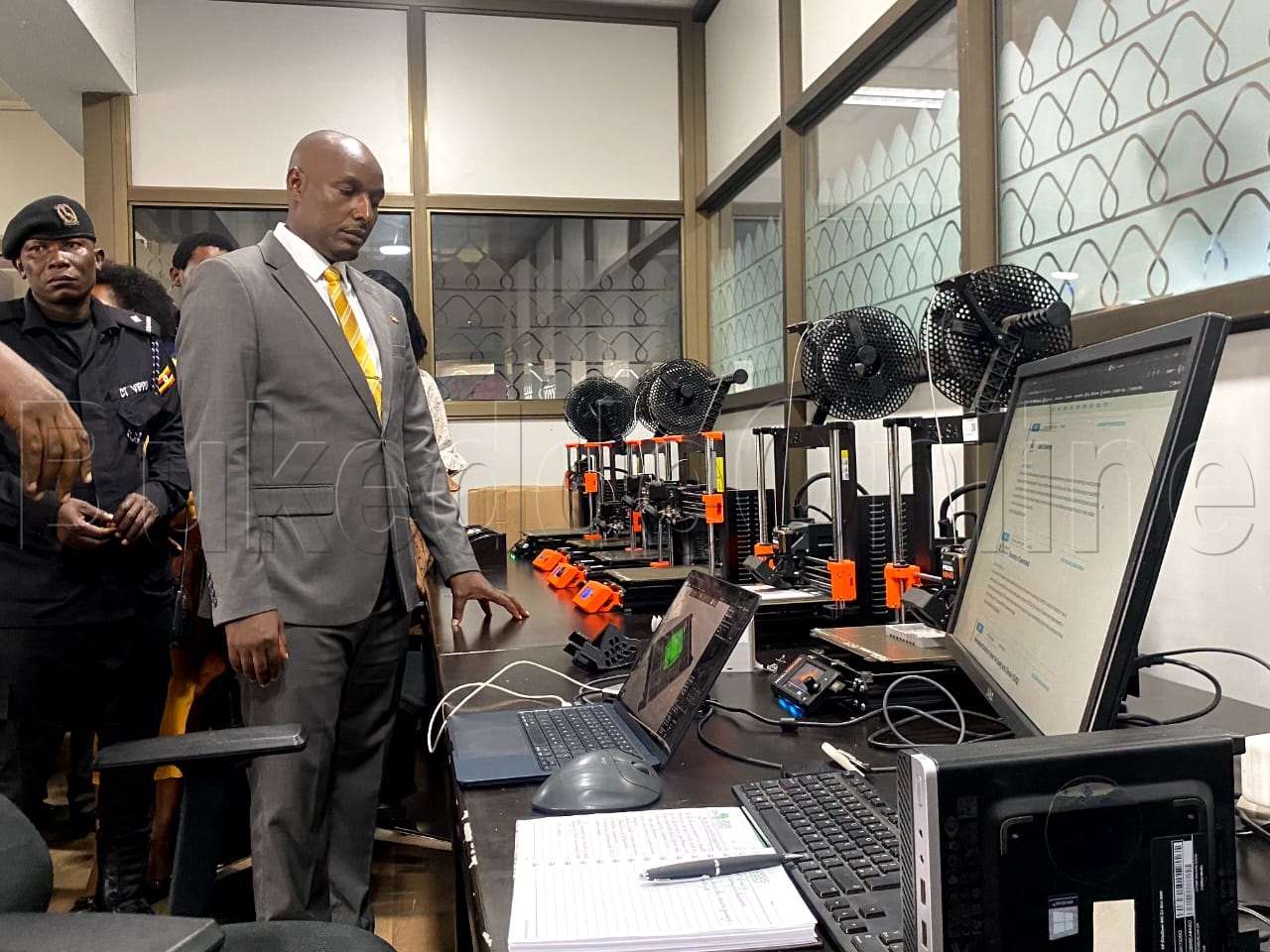 Minisita ng'ali mu kisenge kya Software e Makerere