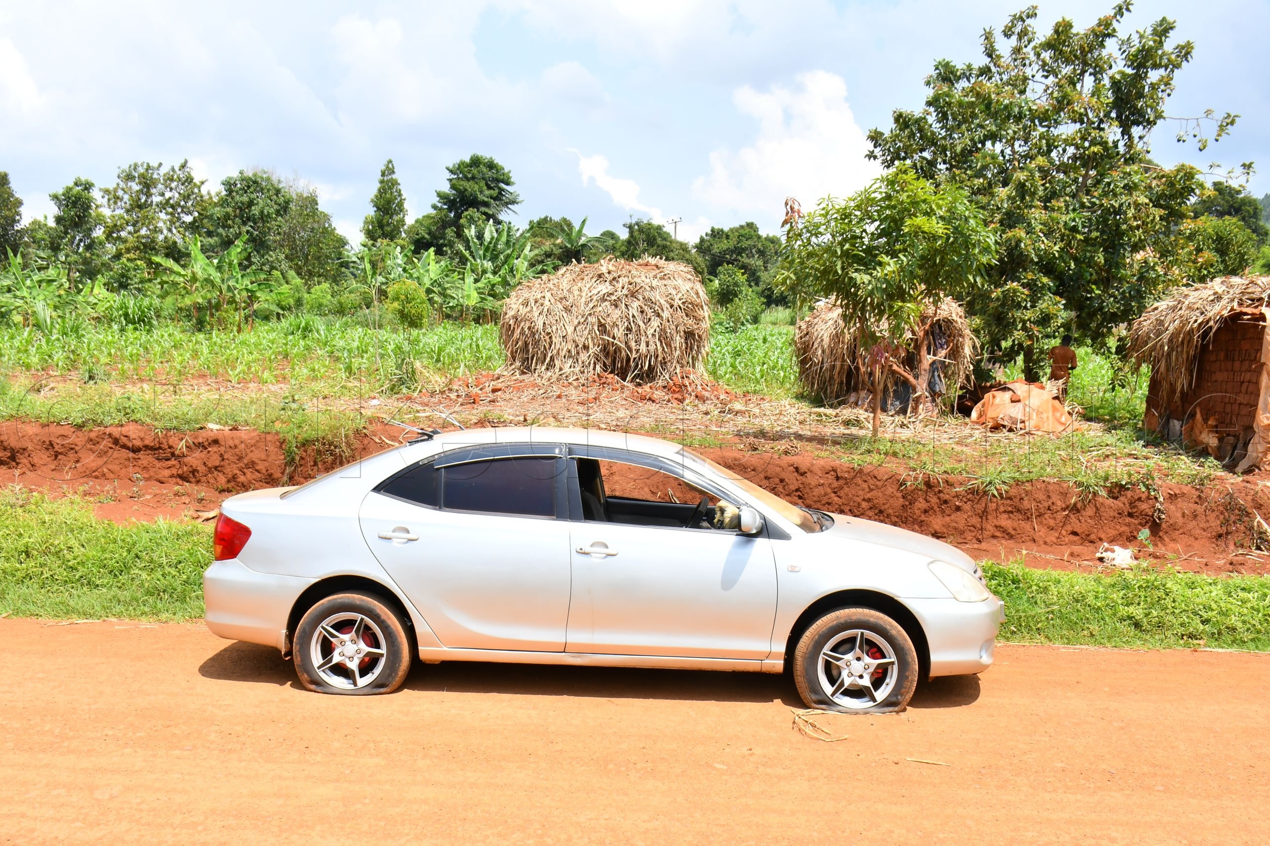 Ettaka eririko enkaayana ne mmotoka gye baafumise emipiira.