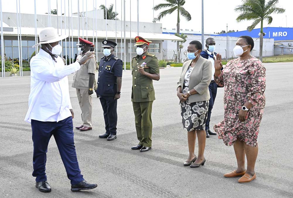 Purezidenti Museveni n'abandi bakuru ahakishaayi Entebbe..(Photo by PPU)