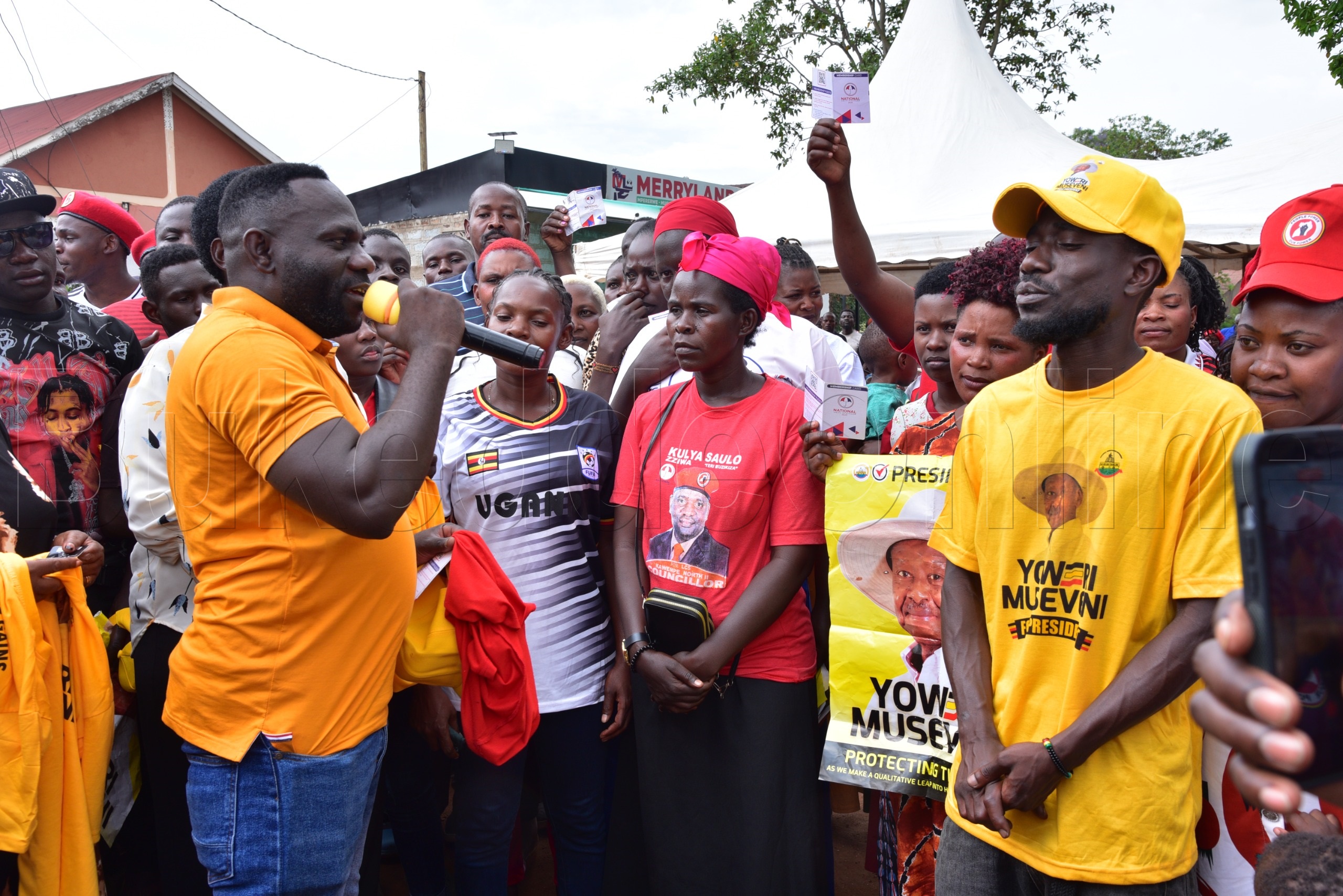 Ndase ng'ayogera n'abamu ku basaze ekubo, ku ddyo ye Gray Genius ayasaze ekubo.