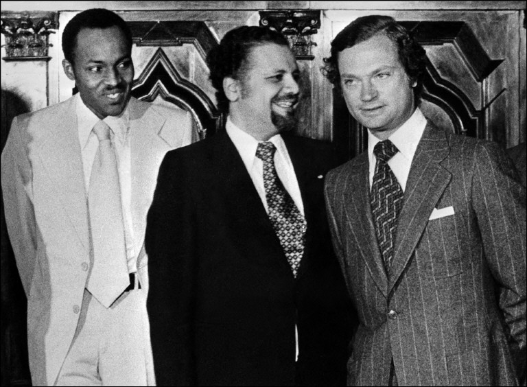 A picture taken 13 July 1977, in Stockholm, shows King Carl Gustaf of Sweden (R), talking to Sheikh Ahmed Zaki Yamani of Saudi Arabia (C), the strong man of the OPEP summit, and colonel Muhammad Buhari of Nigeria (L). (Photo by TT NEWS AGENCY / AFP)
