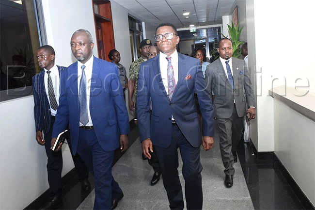 Katikkiro ng'atuuka mu offive ya ssaabalamuzi