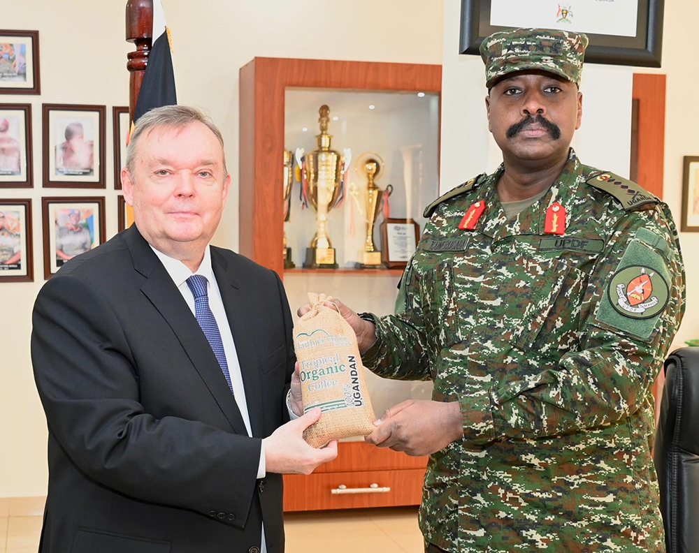 CDF Gen. Muhoozi Kainerugaba presents a pack of Uganda coffee to Vladlen Semivolos, the Russian Ambassador to Uganda, whom he hosted on August 11, at the Special Forces Command Headquarters in Entebbe. (Courtesy)