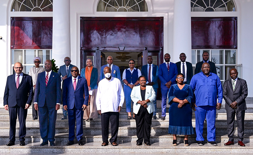 President Museveni (C) poses for a photo with Executive Director of UNECA Claver Gatete (on his R) and his team after a meeting at Entebbe on Wednesday. Also in photo are Premier Robinah Nabbanja, general duties minister Justine Kasule Lumumba and state foreign affairs minister Henry Oryem Okello. (PPU photo)