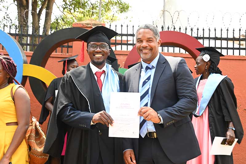 Blick (ku ddyo) ng'aliko omuyizi gw'akwasa ebbaluwa.