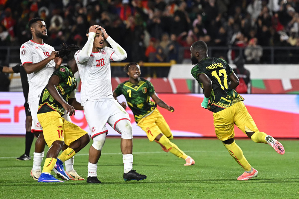 Tunisia's defender #20 Yan Valery (3L) reacts as Mali's forward #17 Lassine Sinayoko (R) celebrates scoring his team's first goal during the Africa Cup of Nations (CAN) round of 16 football match between Mali and Tunisia at Mohammed V Stadium in Casablanca on January 3, 2026. (Photo by Paul ELLIS / AFP)