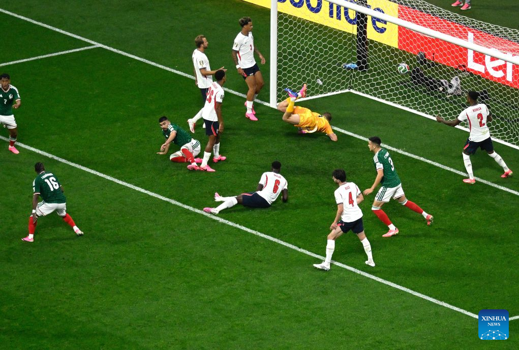 Julian Quinones (L, bottom) of Mexico scores during the round of 16 match between Mexico and England at the 2026 FIFA World Cup at the Mexico City Stadium, Mexico, July 5, 2026. (Xinhua/Li Muzi)